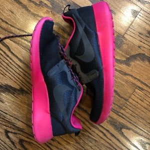 Rarely worn Nike Roshe Run, size 8.